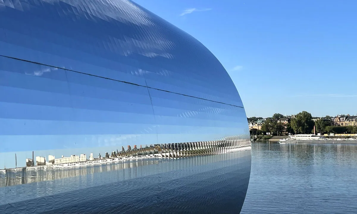 Kunstobjekt mit Spiegeln und Blick über den Rhein auf die Stadt Mainz &middot; Elektro Hammes
